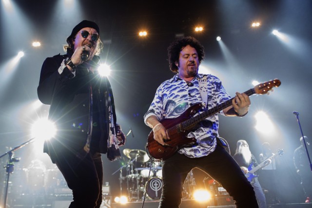 Watch Toto cover Weezer's "Hash Pipe"