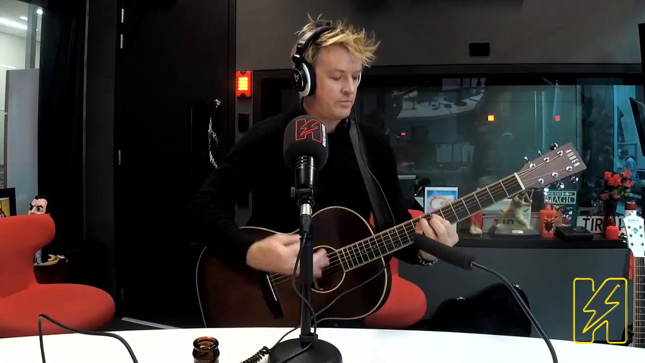 Chris Cheney from The Living End plays "Don't Lose It" live