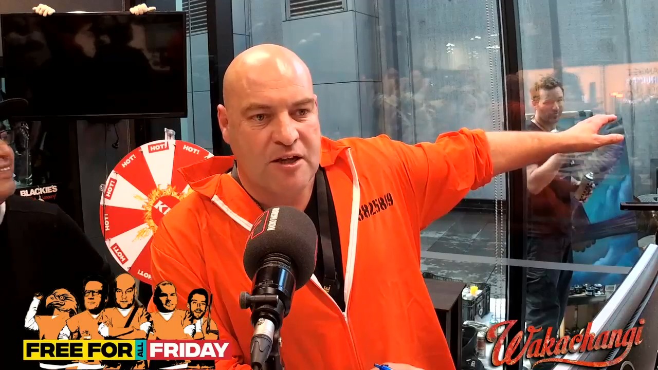 Jase gets locked out of the lock-in