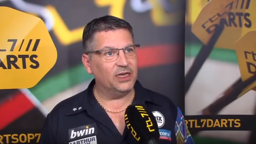 Darts players accuse each other of farting during match