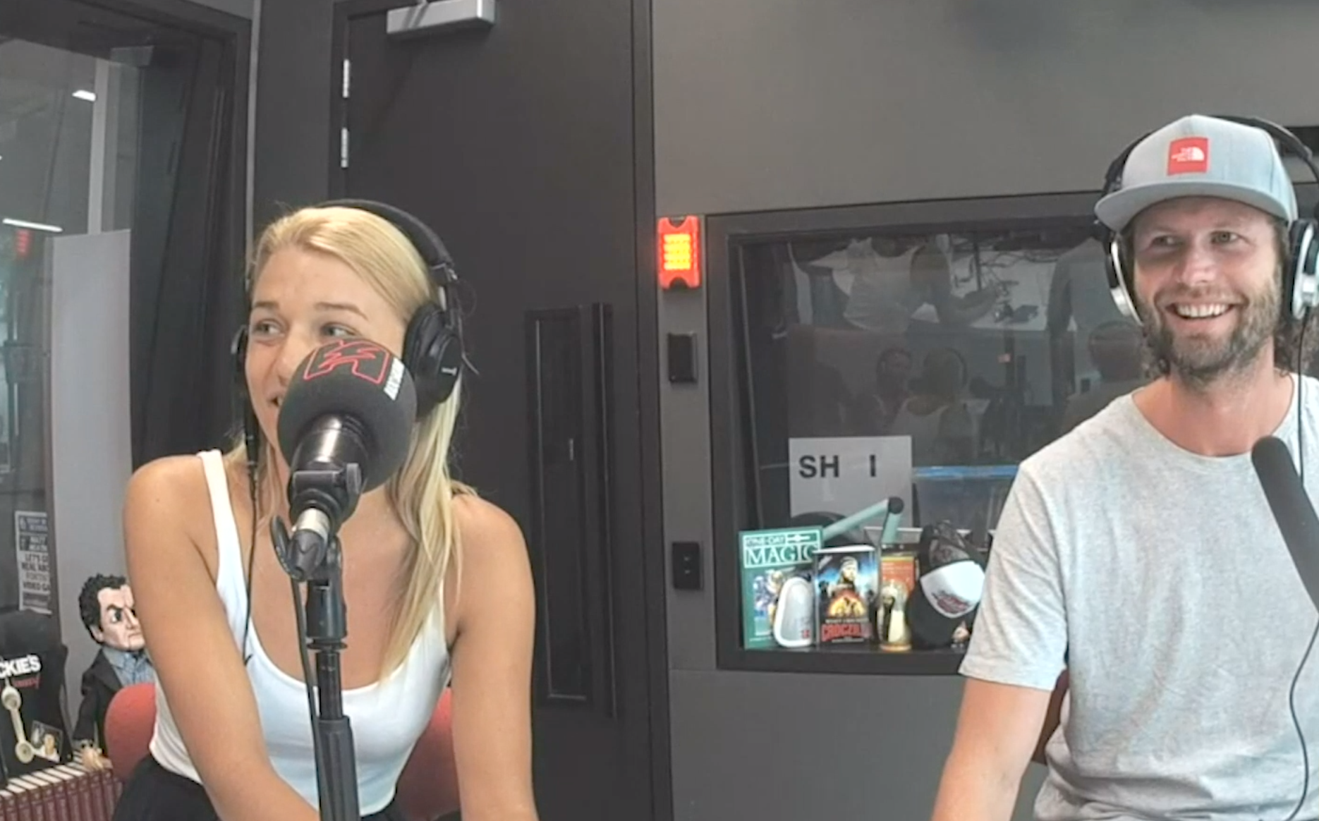 Do penguins have testicles?