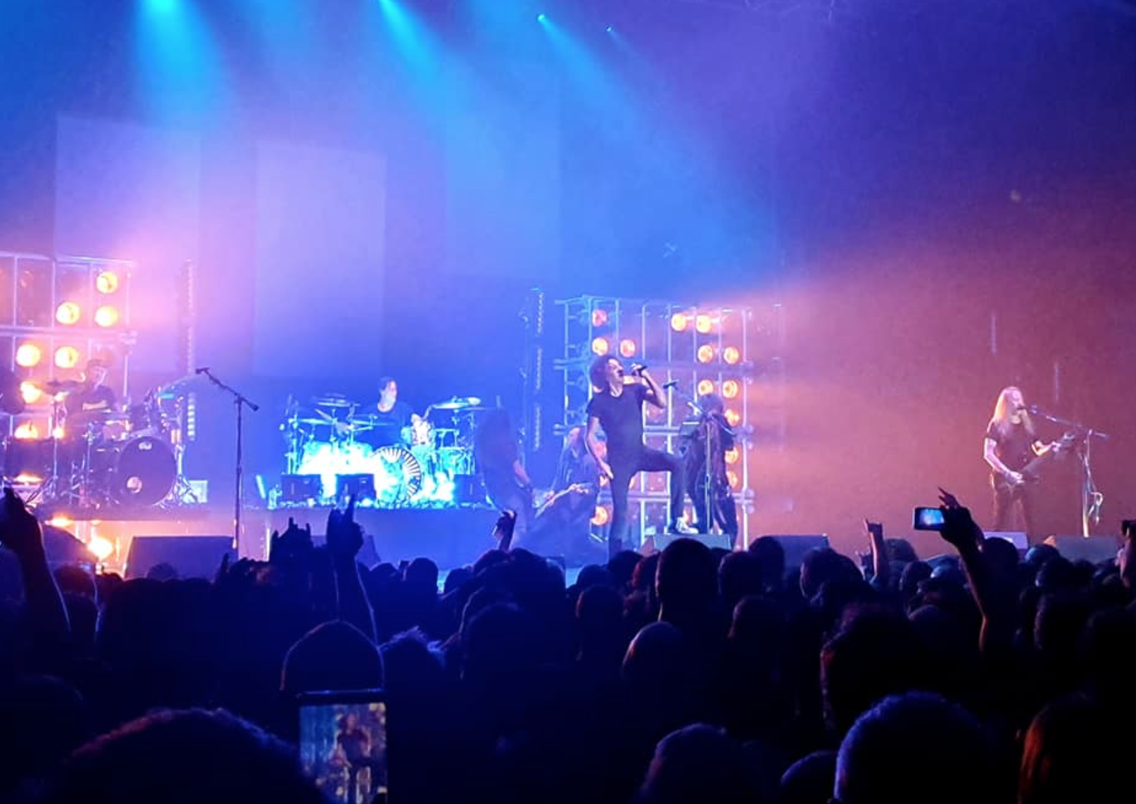 Watch Red Hot Chili Peppers join Alice In Chains live on stage in Auckland