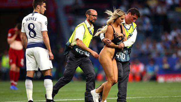 Female streaker steals show at Champions League final