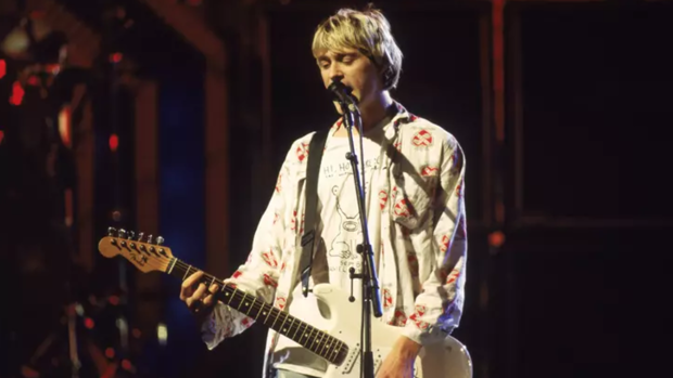 nirvana roadie reveals guitar kurt