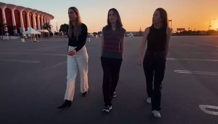 HAIM chase each other around the Los Angeles Forum in "Don't Wanna" video