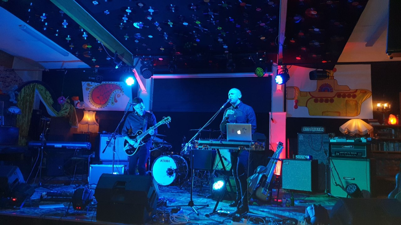 The Comedowns - And There She Goes