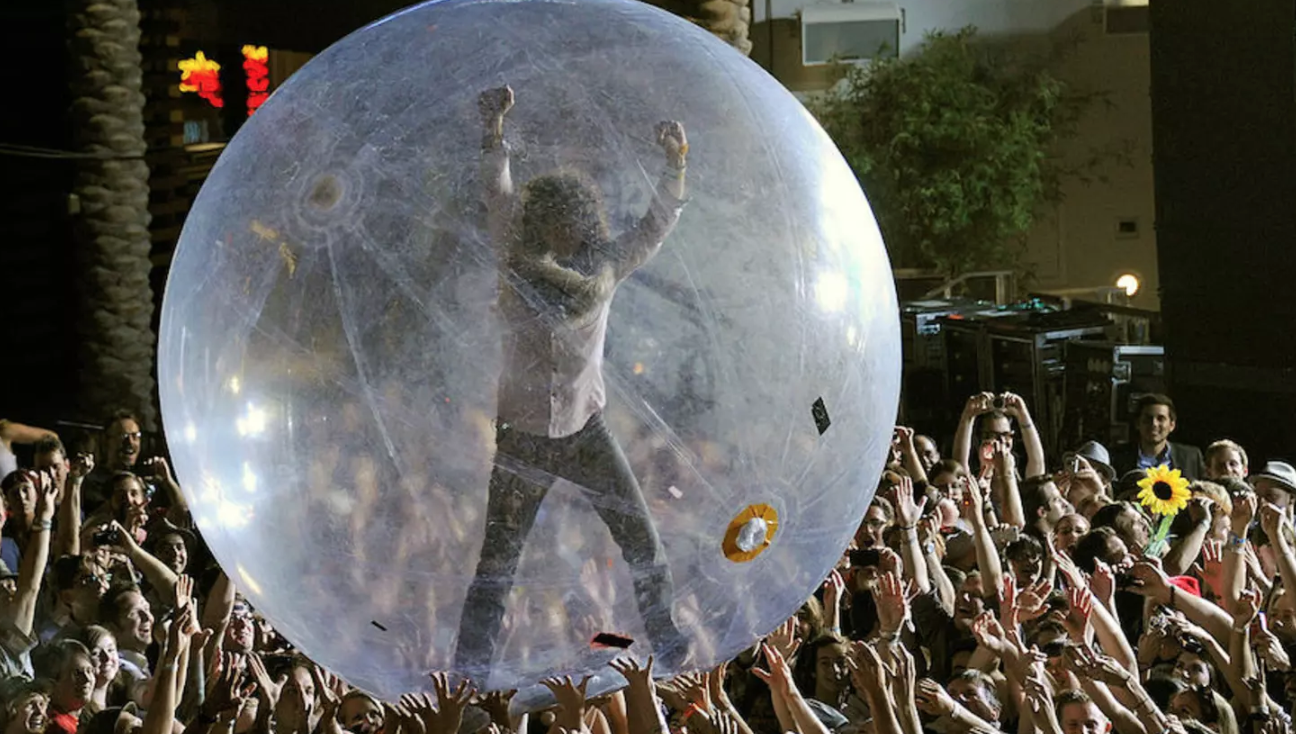 The Flaming Lips play world's first "Space Bubble" concert - Vimarsana News