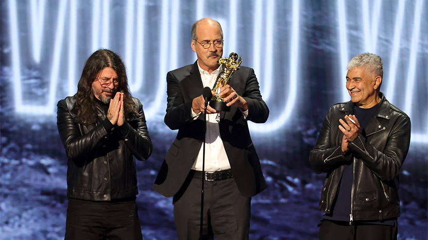 Nirvana Receive MTV Video Vanguard Award