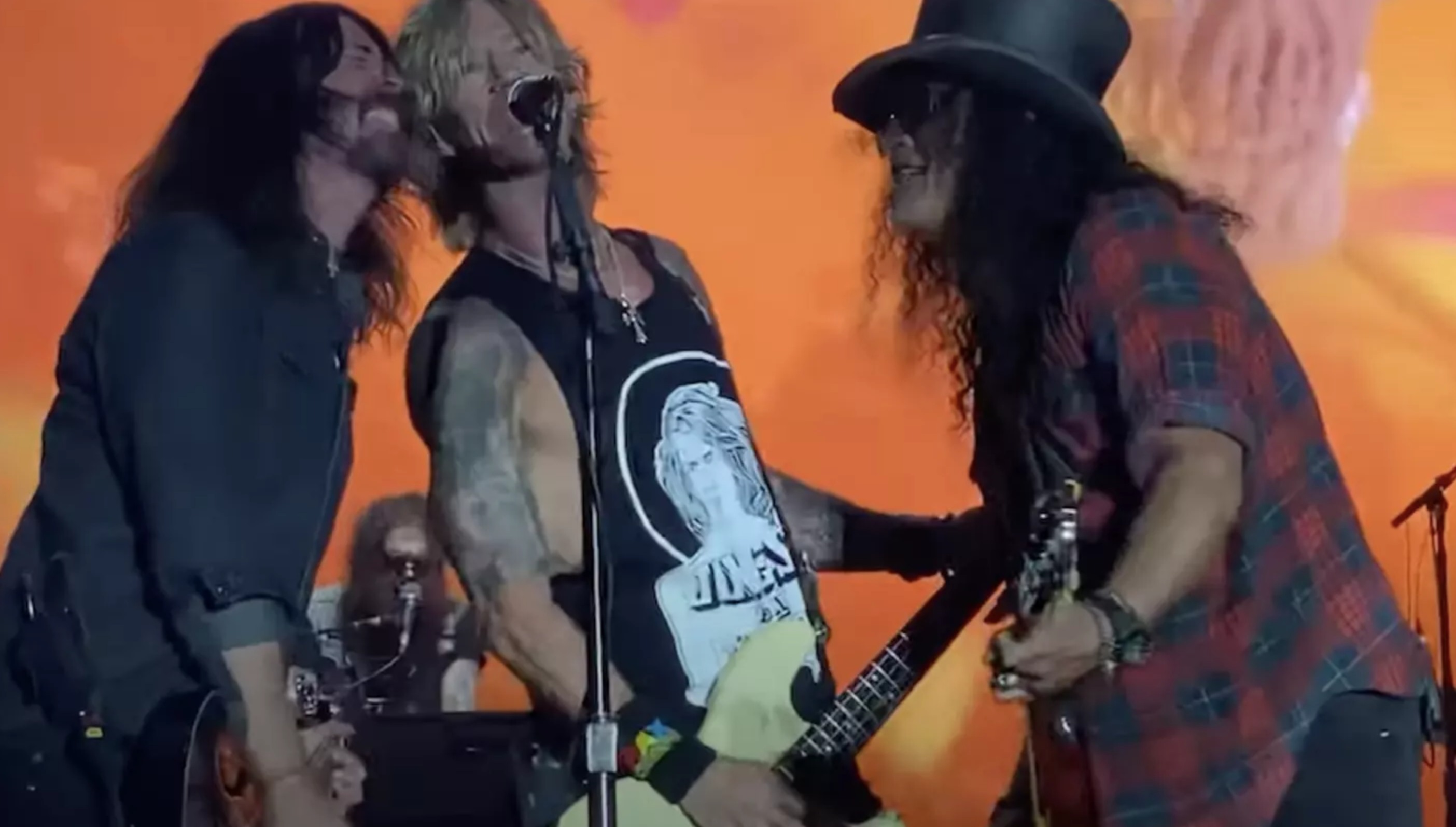 Watch Dave Grohl join GNR on stage to play "Paradise City" live
