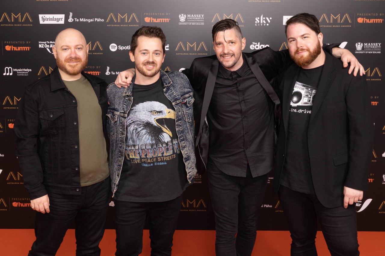 Dead Favours - Sink Or Swim