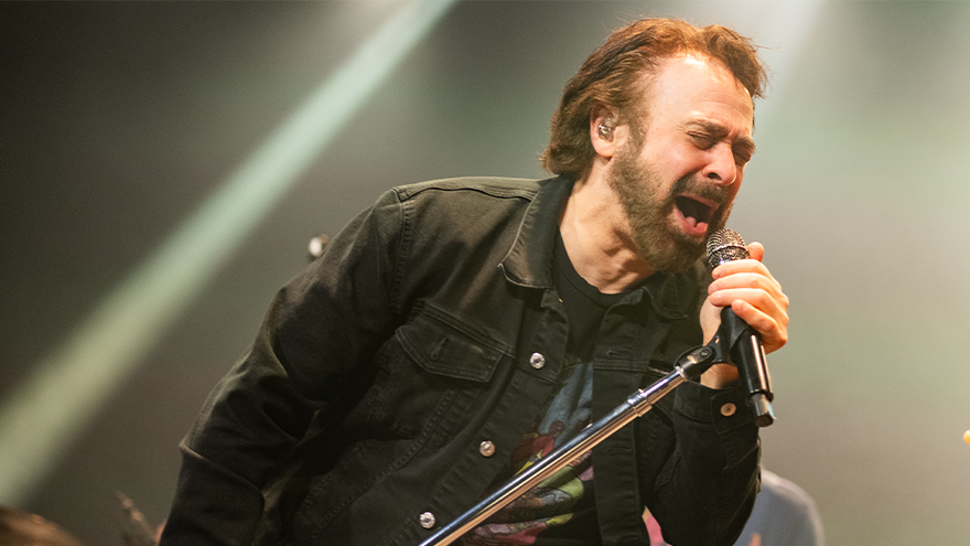 Adam from Counting Crows chats to Jerry and Manaia!