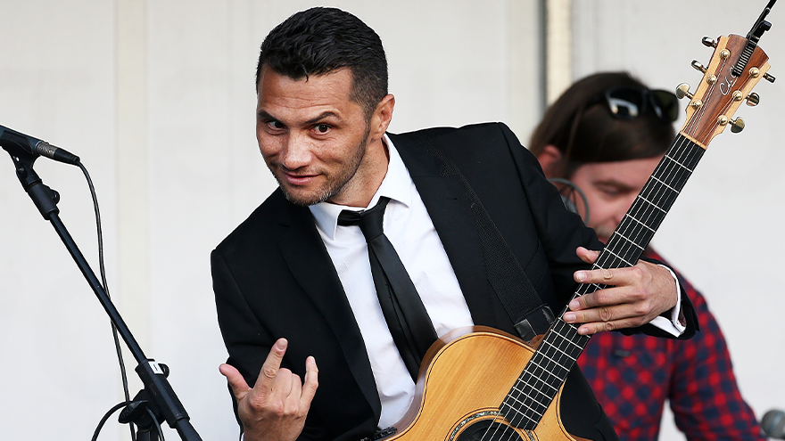 Bec catches up with Jason Kerrison!