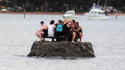 World media praises "heroic New Zealanders" who built sand island to dodge liquor ban