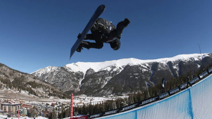 Watch the brutal footage of snowboarder Shaun White smashing his face