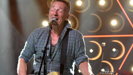 Watch Bruce Springsteen play a surprise encore during his Broadway show