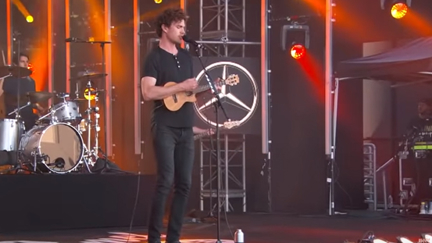 Watch Vance Joy play "Saturday Sun" on Jimmy Kimmel Live