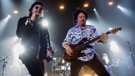 Watch Toto cover Weezer's "Hash Pipe"
