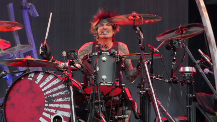 Tommy Lee Leaves The Stage During Mötley Crüe Reunion Tour