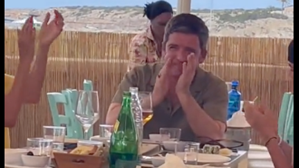 WATCH: Entire restaurant sings and claps ‘Wonderwall’ to Noel Gallagher in Ibiza