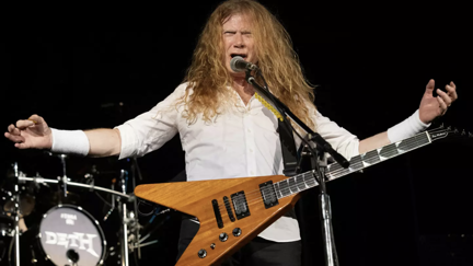 Dave Mustaine endorses new Metallica photo book... from his toilet