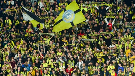Jeremy Wells Chats To The Wellington Phoenix "Yellow Fever" Frontman Dale